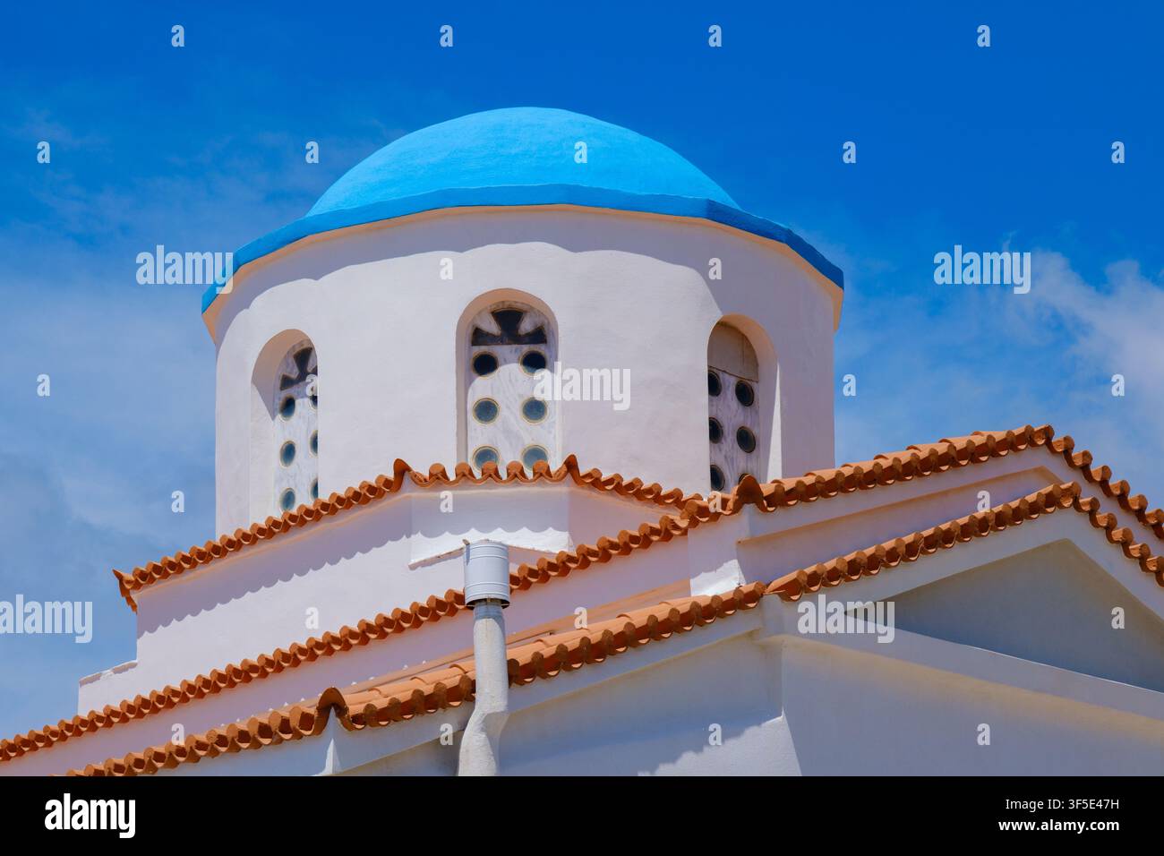 Edificio di chiesa ortodossa con pareti bianche, tetto a cupola blu e copertura in tegole di terracotta Foto Stock