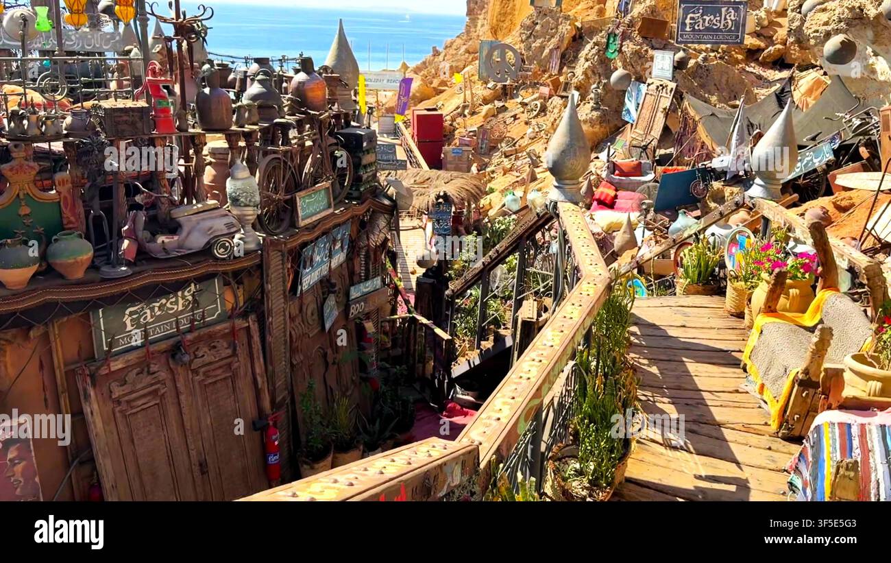SHARM EL SHEIKH, EGITTO - 20 OTT. 2025: Antiquariato tradizionale ornato e passerelle in legno al Farsha Mountain Lounge a Sharm El Sheikh, Egitto. Foto Stock