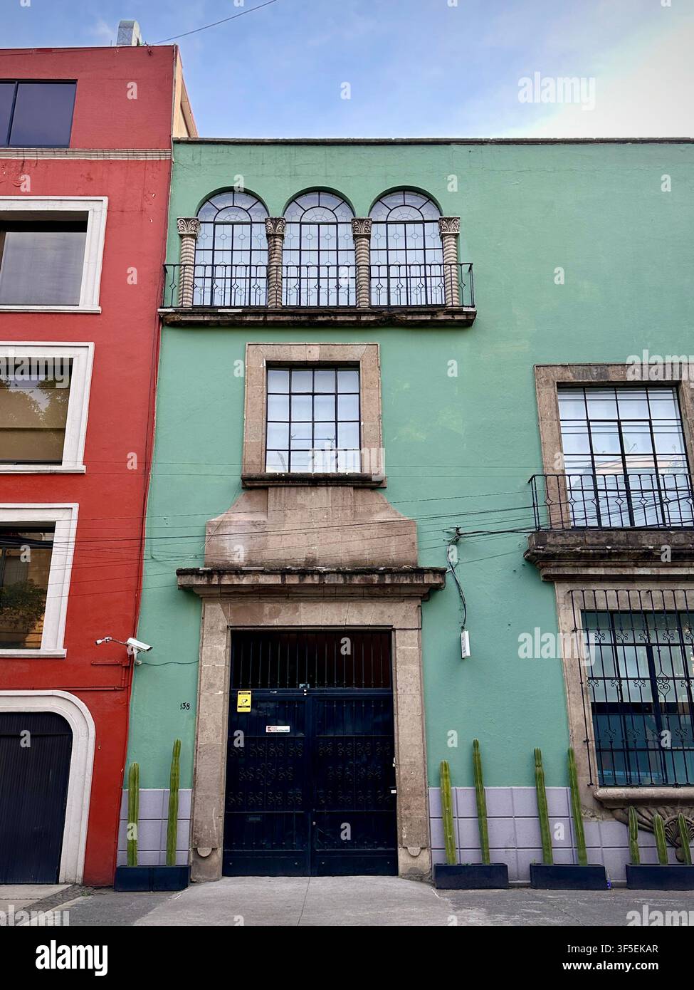 Edificio verde elegante con dettagli classici (Città del Messico, Messico) Foto Stock