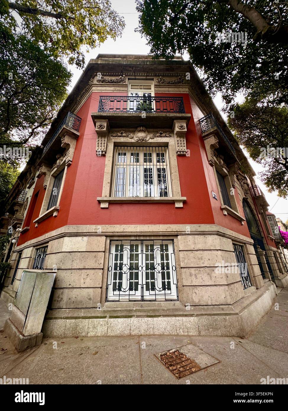 Villa Red La Roma angolare con balcone (Città del Messico, Messico) Foto Stock