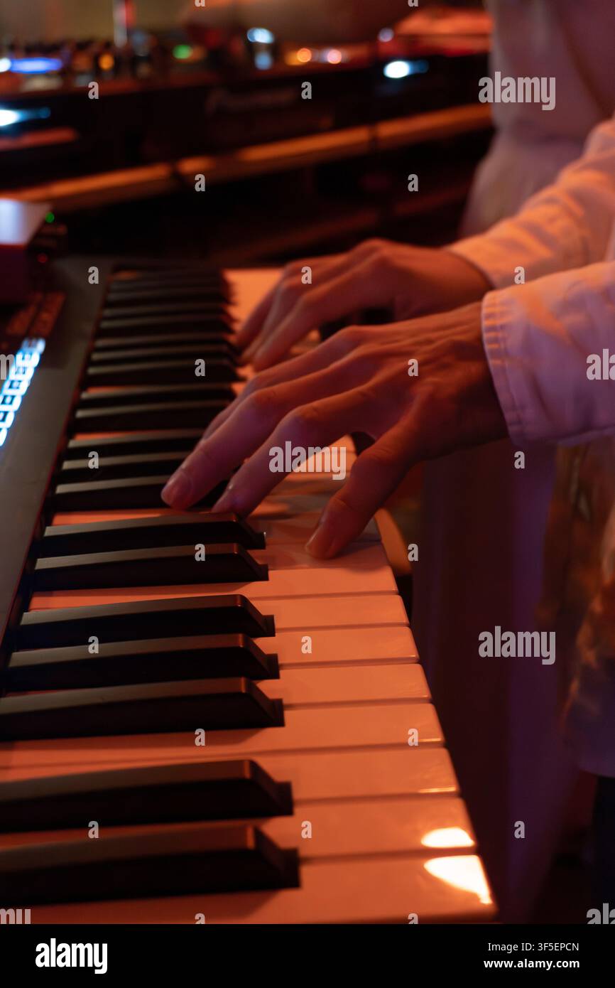 Musicista tastierista che dimostra virtuosità sullo strumento Foto Stock