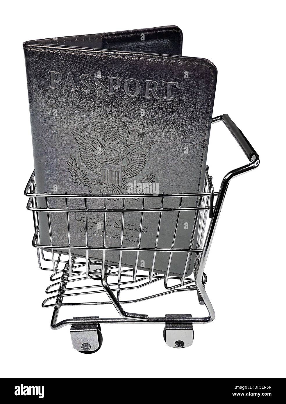 Un carrello della spesa con articoli da acquistare e un passaporto per fare acquisti a livello internazionale Foto Stock
