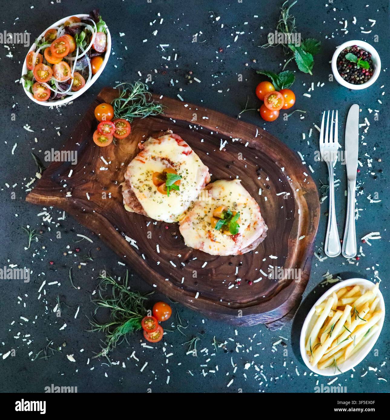Gratin di carne alla milanese con formaggio e pomodorini Foto Stock