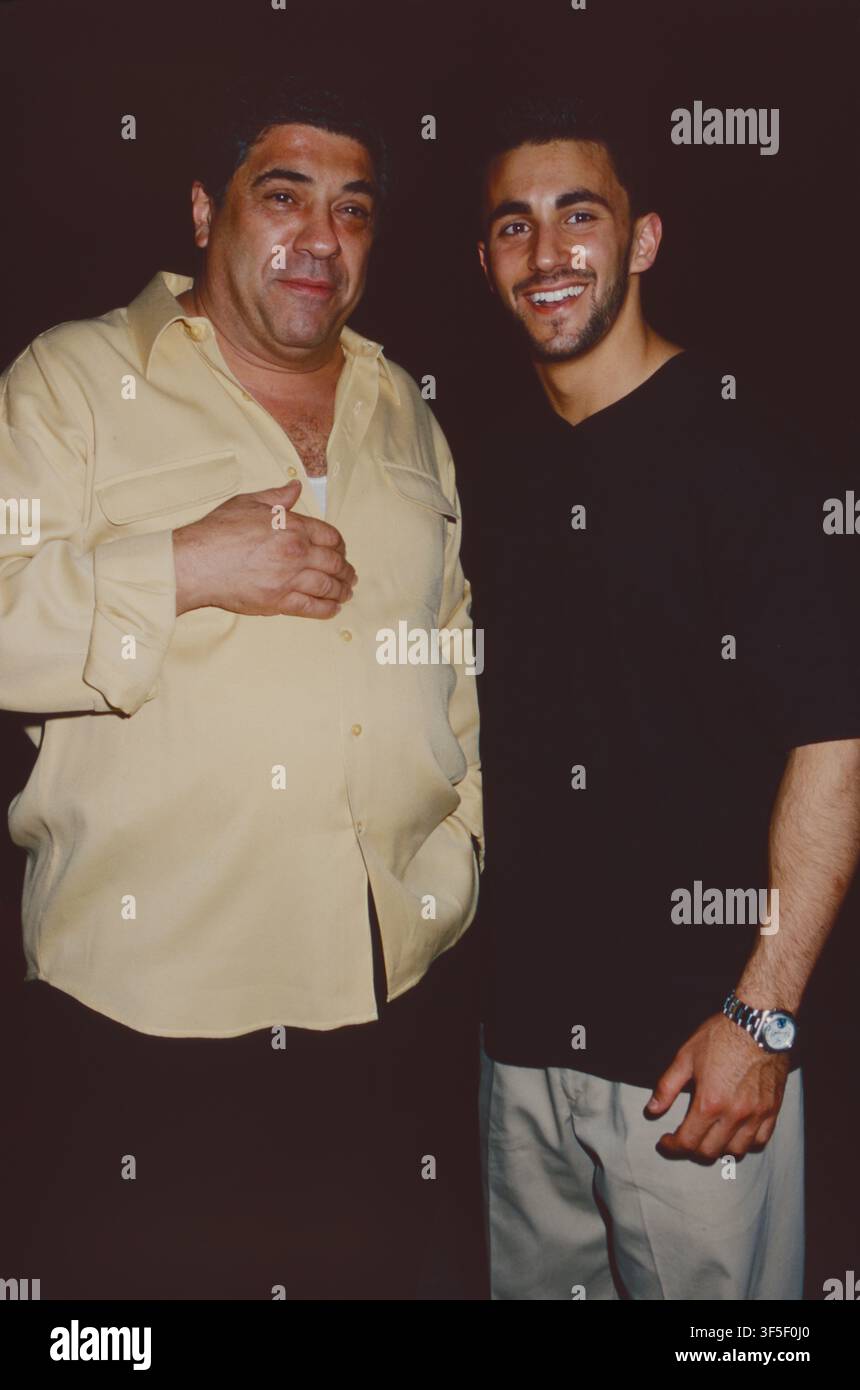 **FOTO DI ARCHIVIO** Vincent Pastore è deceduto.  Vincent Pastore e Jason Cerbone partecipano all'apertura illustre di Shop Noir (Crystal Clear) Sorie per celebrare The Vision a New York City il 19 giugno 2001. Credito fotografico: Henry McGee/MediaPunch Foto Stock