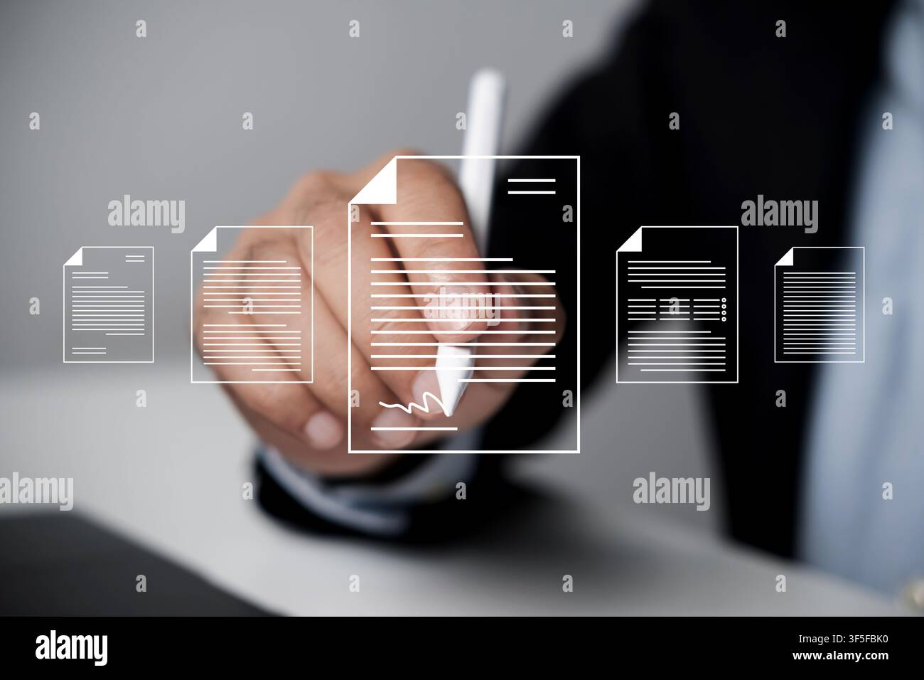 Uomo d'affari utilizza una penna digitale per firmare un contratto digitale virtuale. Firma elettronica su un documento elettronico. Gestione efficiente di documenti virtuali Foto Stock