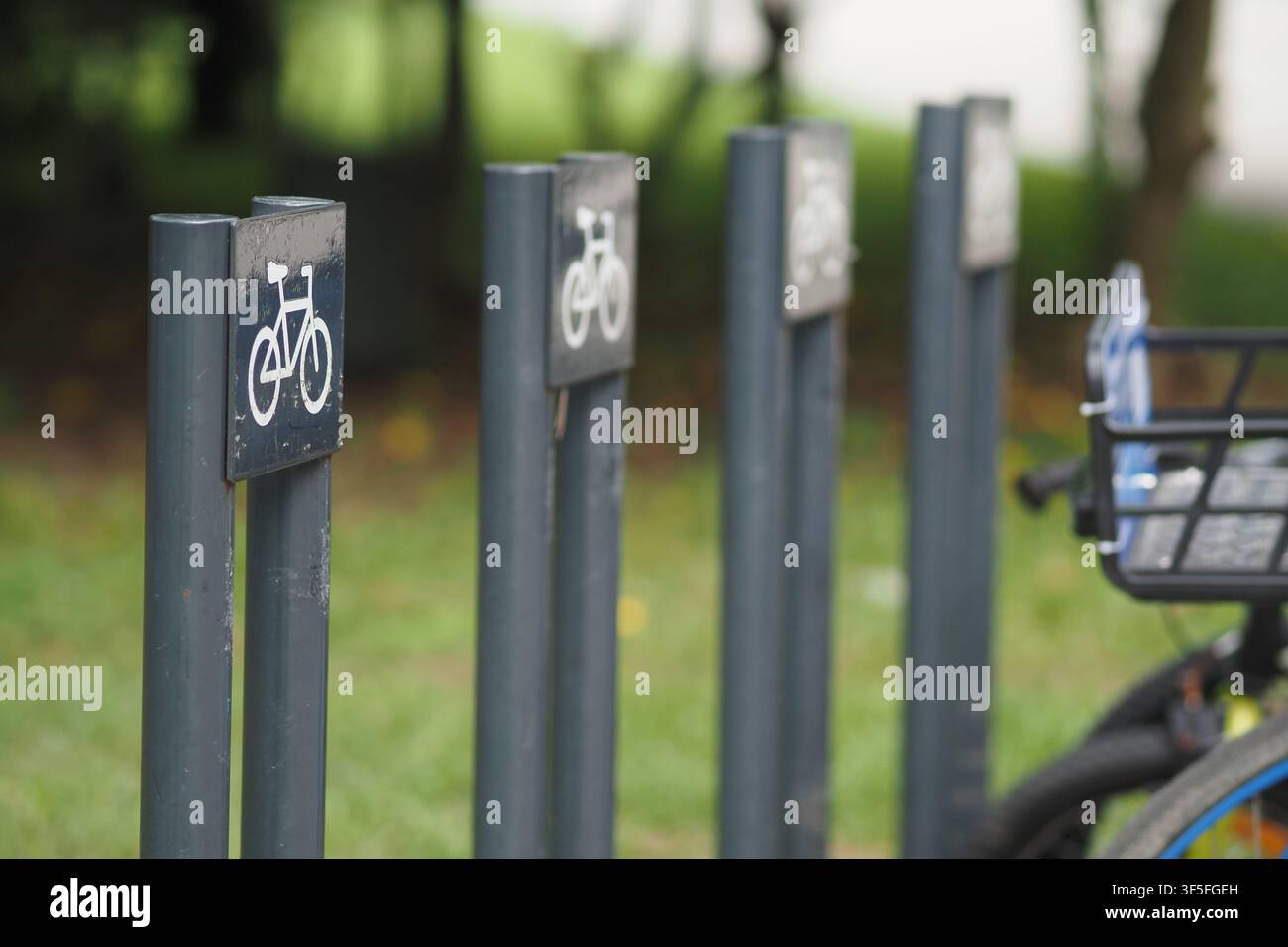 Area di sosta per biciclette con segnali per i ciclisti in un parco Foto Stock