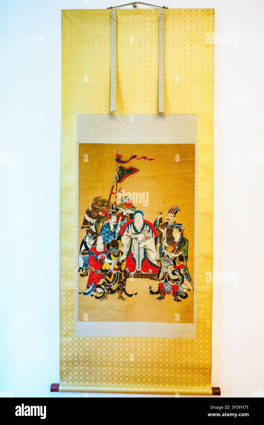 Pittura montata su seta giapponese antica del periodo Edo Kano-e di Buddha e guardiani. Conservata in una Tomobako non firmata. Con attribuzione c. 1800 - Museo Bratko di Arte Orientale - Korce, Albania Foto Stock