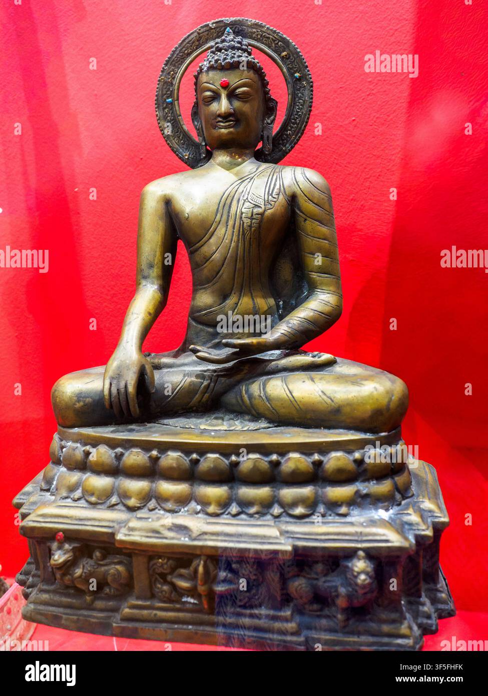 Buddha Shakyamuni del XIX secolo (Buddha storico), tibetano o indiano, in bronzo. Questo è il fondatore del buddismo, in Padmasana, con la mano destra che tocca terra, seduto su un trono di loto, con leoni nel piedistallo, che simboleggiano la grandezza – Museo Bratko di Arte Orientale – Korce, Albania Foto Stock