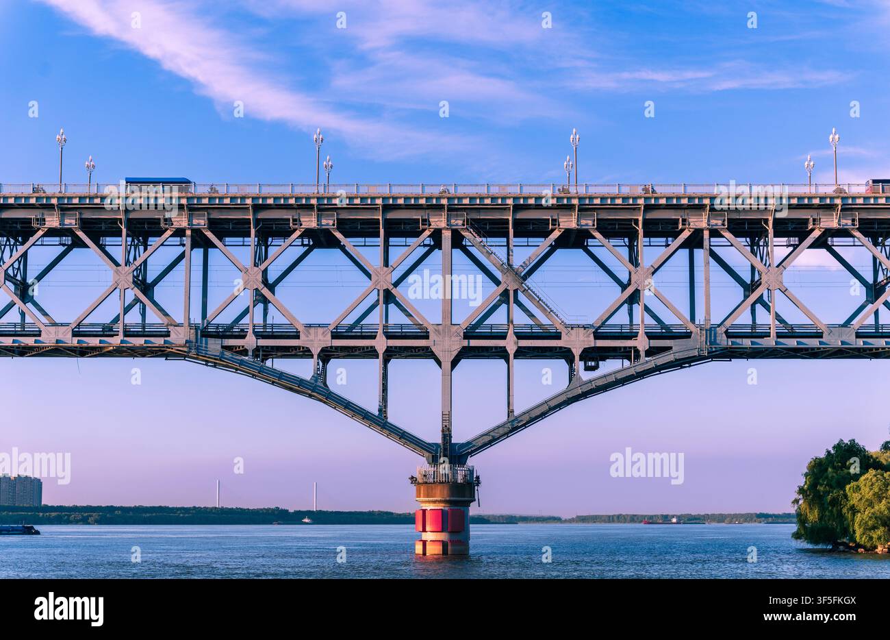 Ponte sospeso ponte sospeso traffico veicolare progettazione a traliccio torri cavi Foto Stock