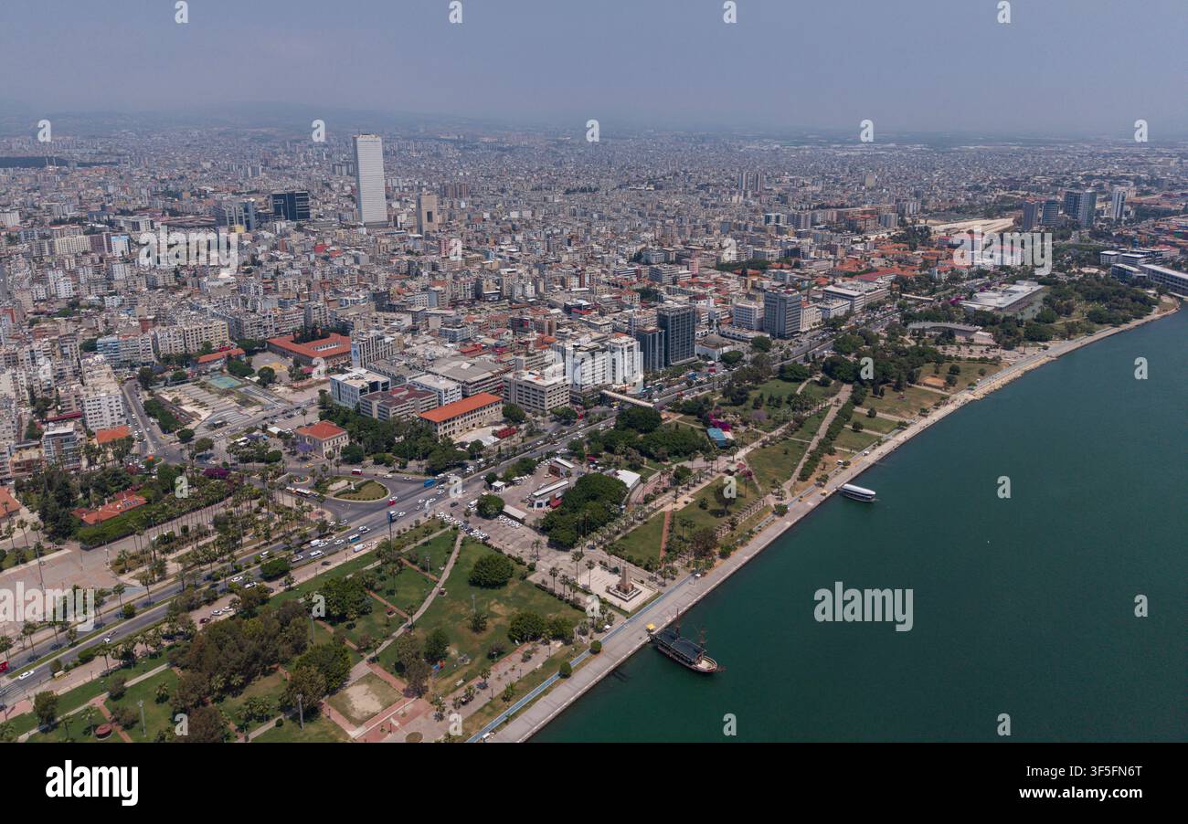 Vista panoramica del terminal container del porto di Mersin sulla costa mediterranea della Turchia che mostra le infrastrutture logistiche e le operazioni di carico Foto Stock