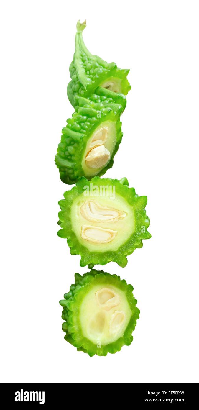 La vista laterale del gourd amaro verde o del melone amaro nelle fette a forma circolare in pila piccola è isolata su sfondo bianco con percorso di ritaglio. Foto Stock