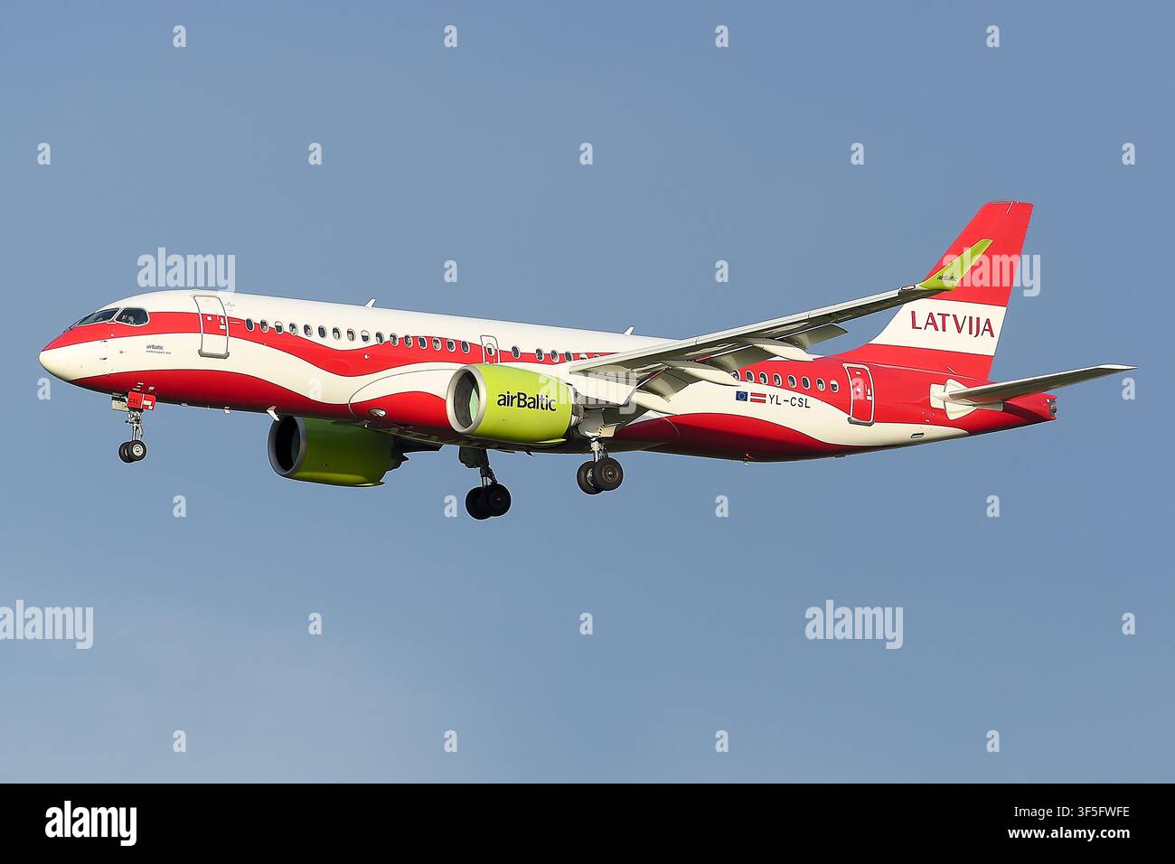 AirBaltic Airbus A220-300 Latvija livrea speciale in avvicinamento all'aeroporto di Amsterdam Schiphol Foto Stock