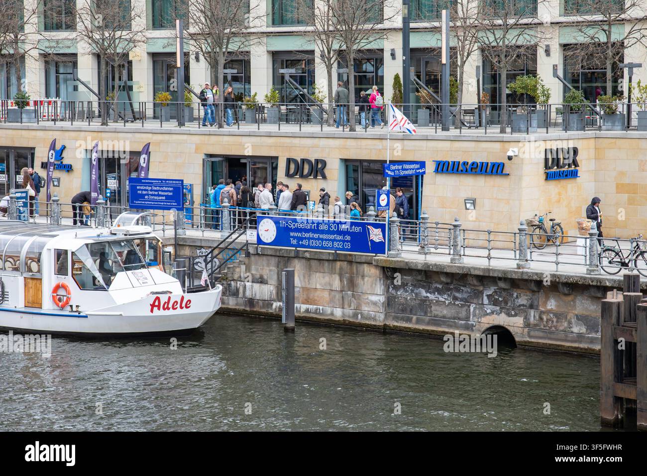 Museo della DDR sulla riva del fiume Sprea a Berlino, Germania Foto Stock