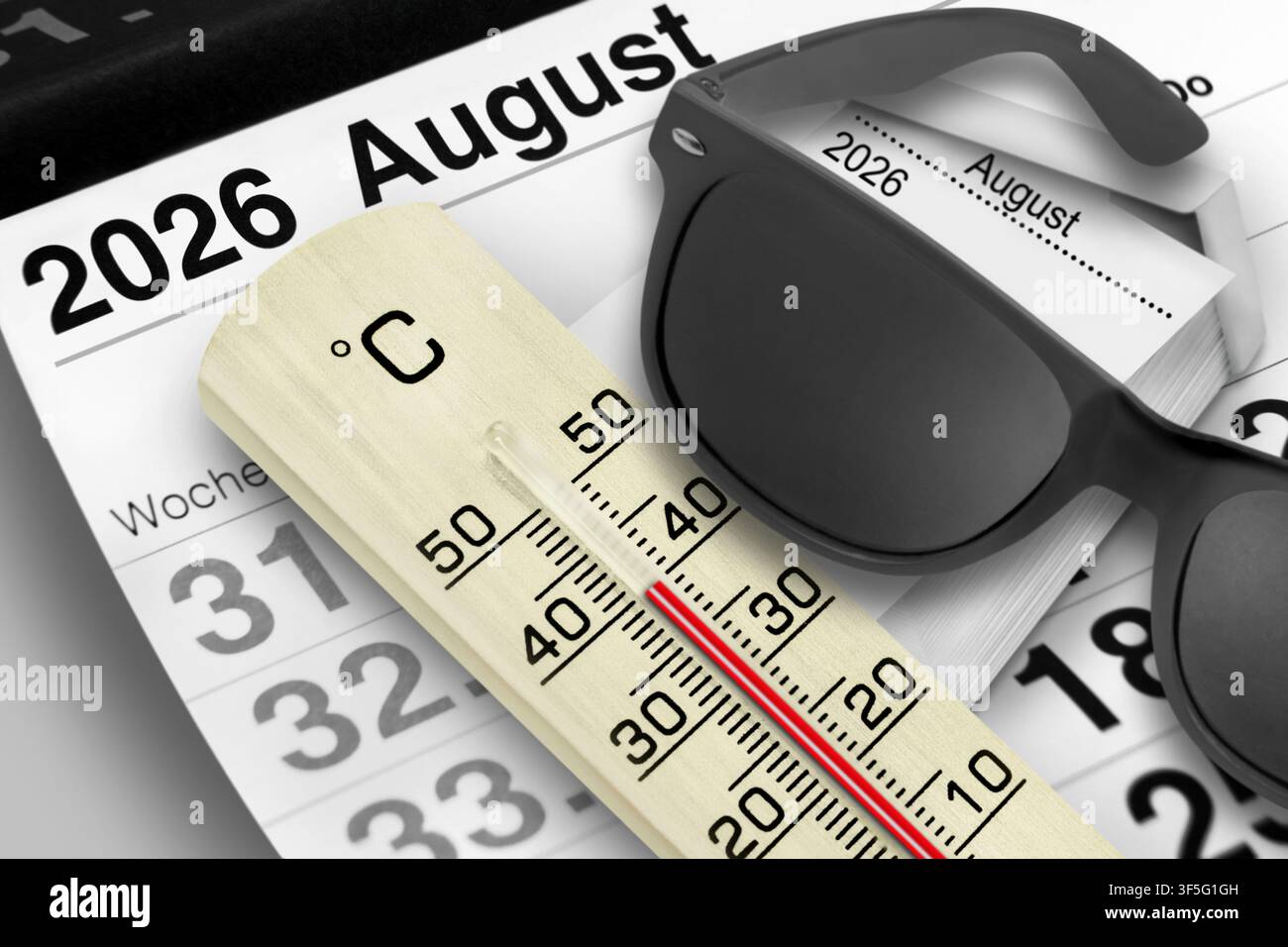 Calendario tedesco estate 2026 agosto con termometro 40 gradi Celsius Foto Stock