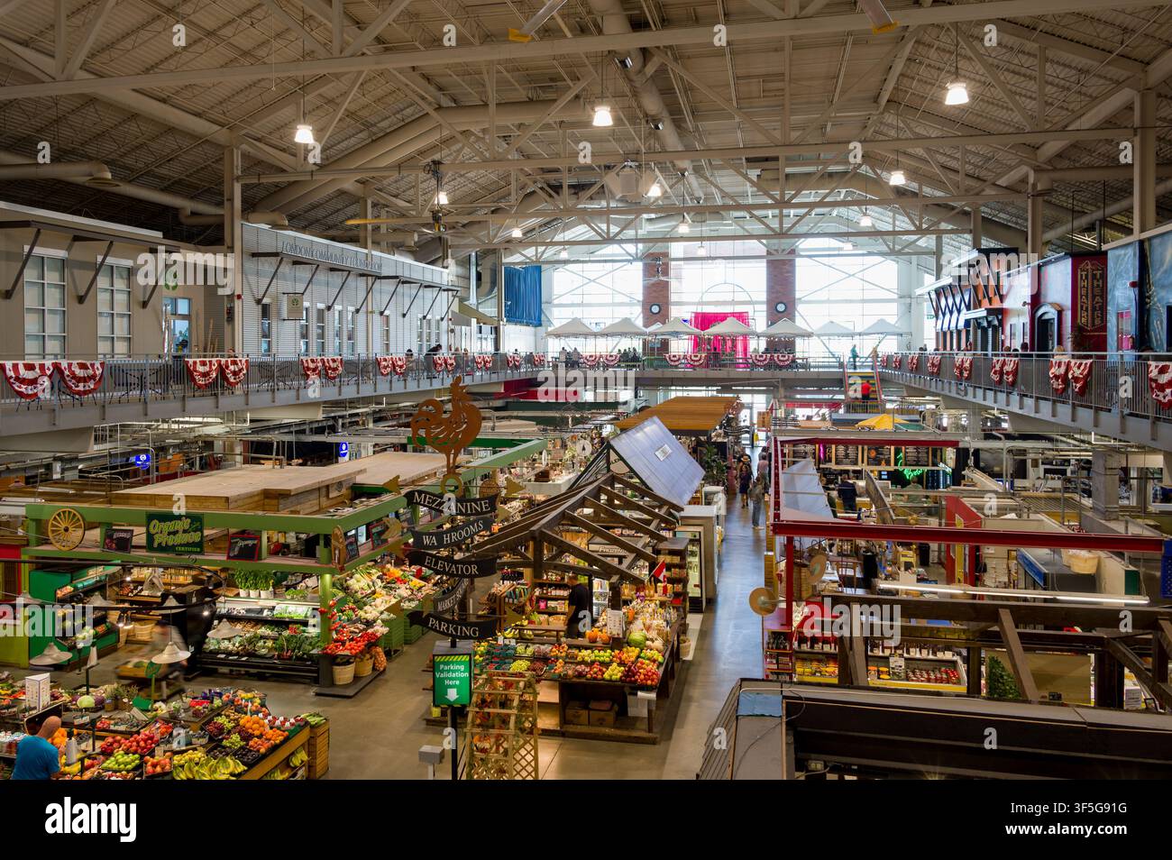 Vista interna di vari piccoli negozi e bancarelle del Covent Garden Market, London, Ontario, Canada Foto Stock
