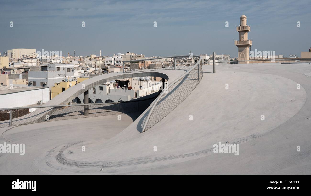 Parcheggio per auto di Bahrein per il Sentiero delle Perle, Tratta D, a Muharraq, Bahrein, progettato dall'architetto svizzero Christian Kerez. Foto Stock