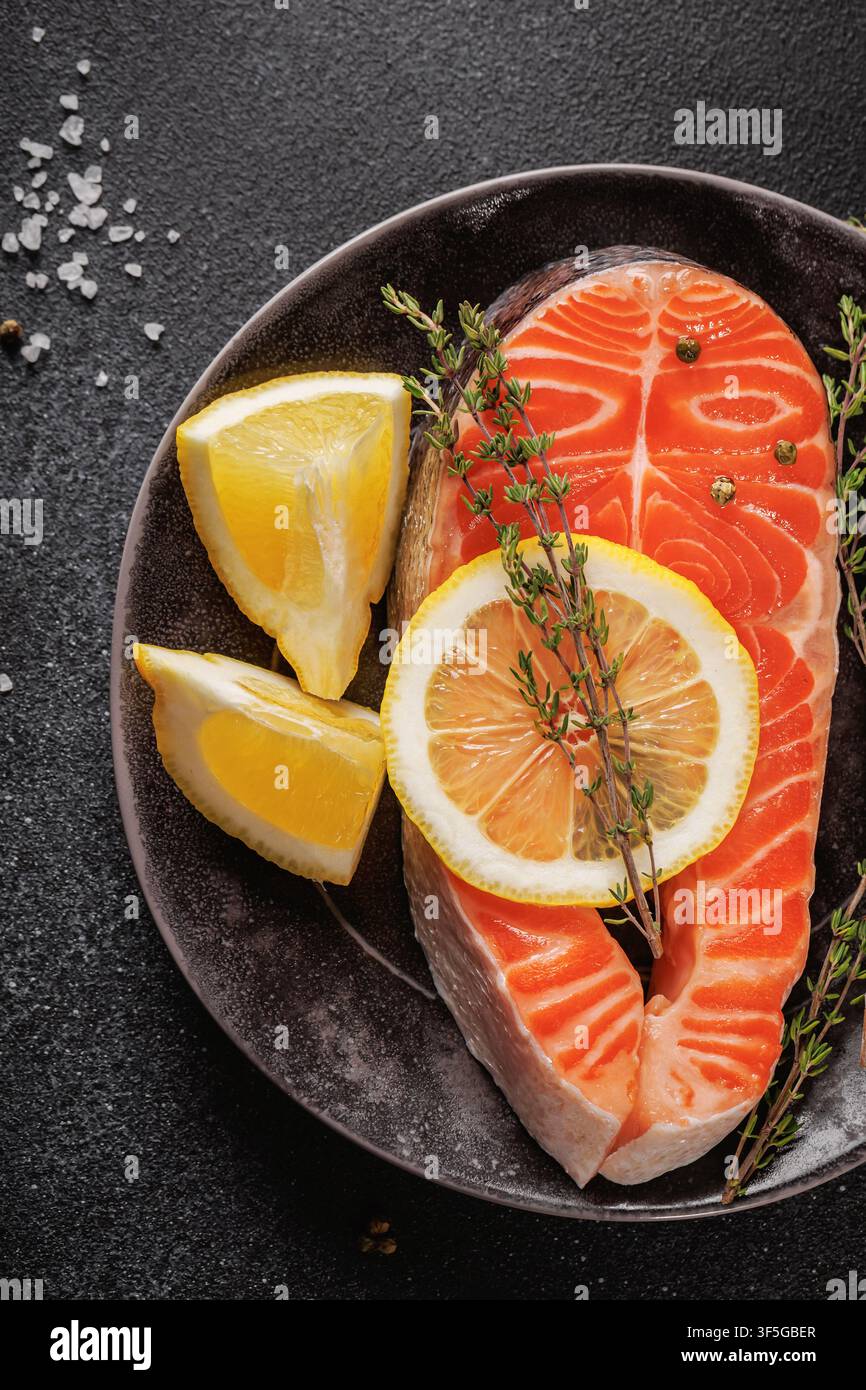 Elegante piatto di salmone sano su sfondo nero Foto Stock