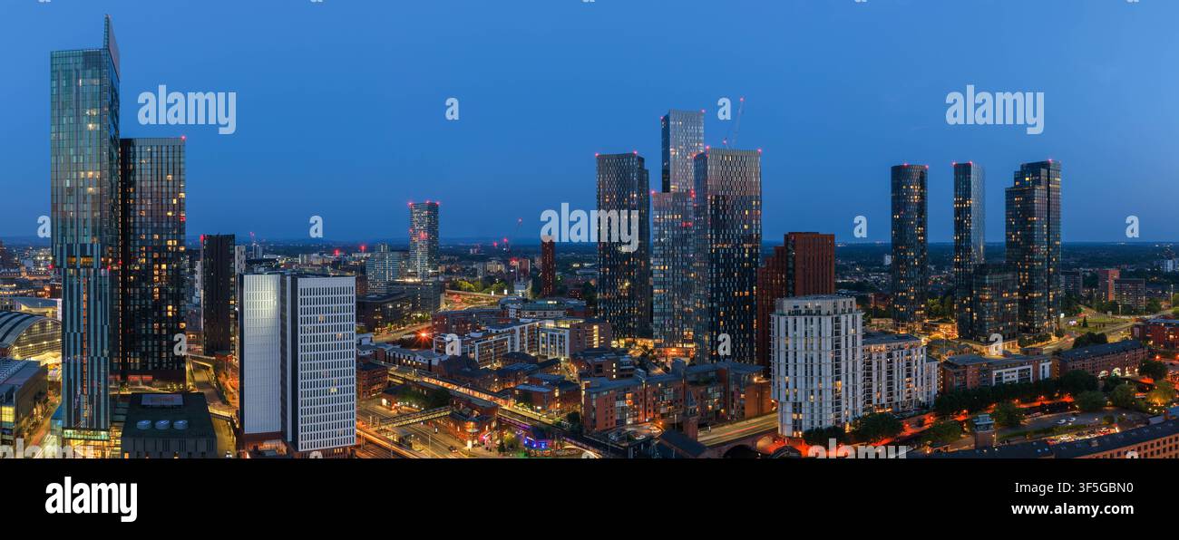 Vista aerea panoramica ultra ampia dei grattacieli di Deansgate e di Castlefield al crepuscolo Foto Stock