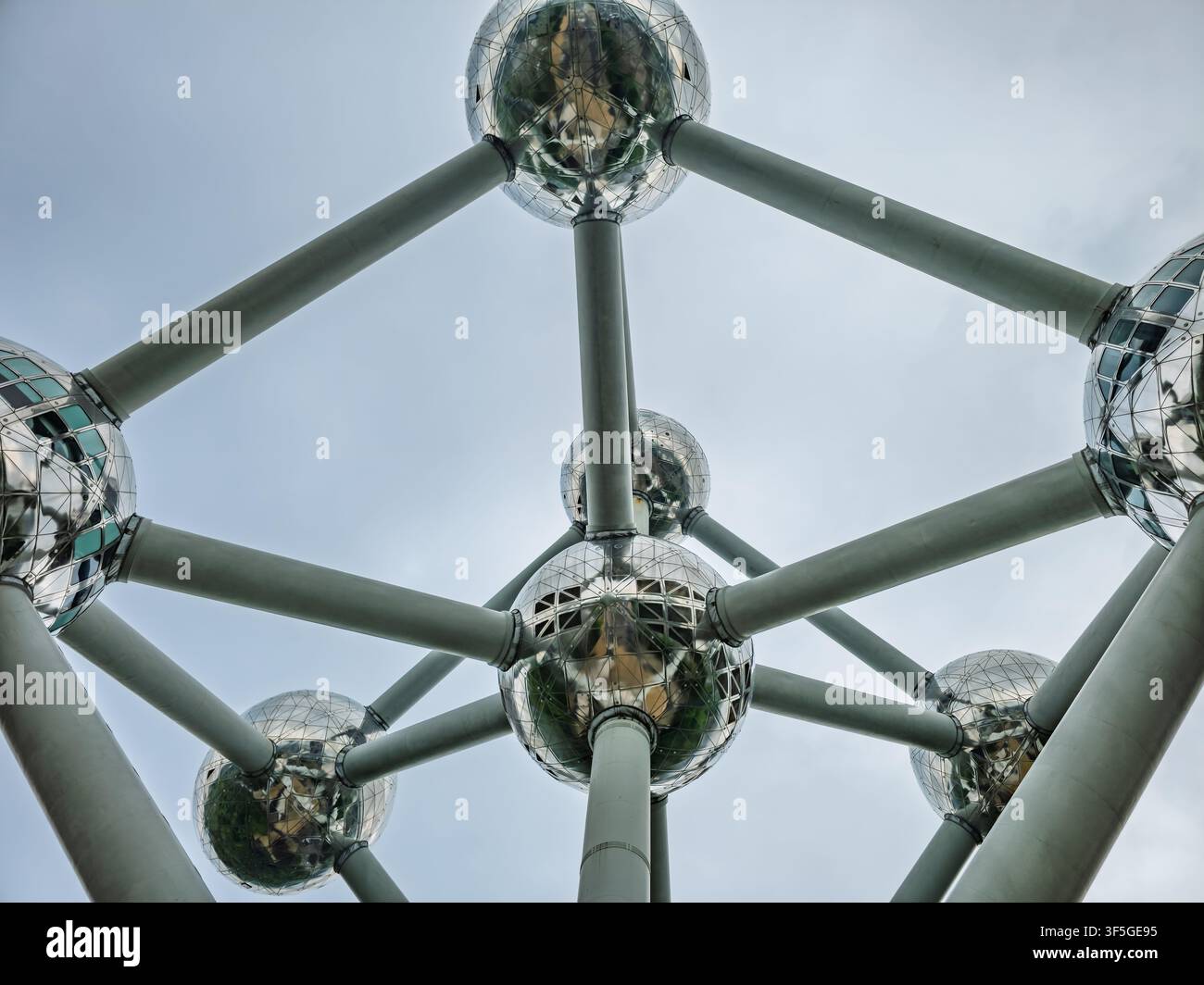 Bruxelles, Belgio. 18 aprile 2026, struttura di riferimento dell'Atomium che rappresenta l'atomo a Bruxelles, Belgio Foto Stock