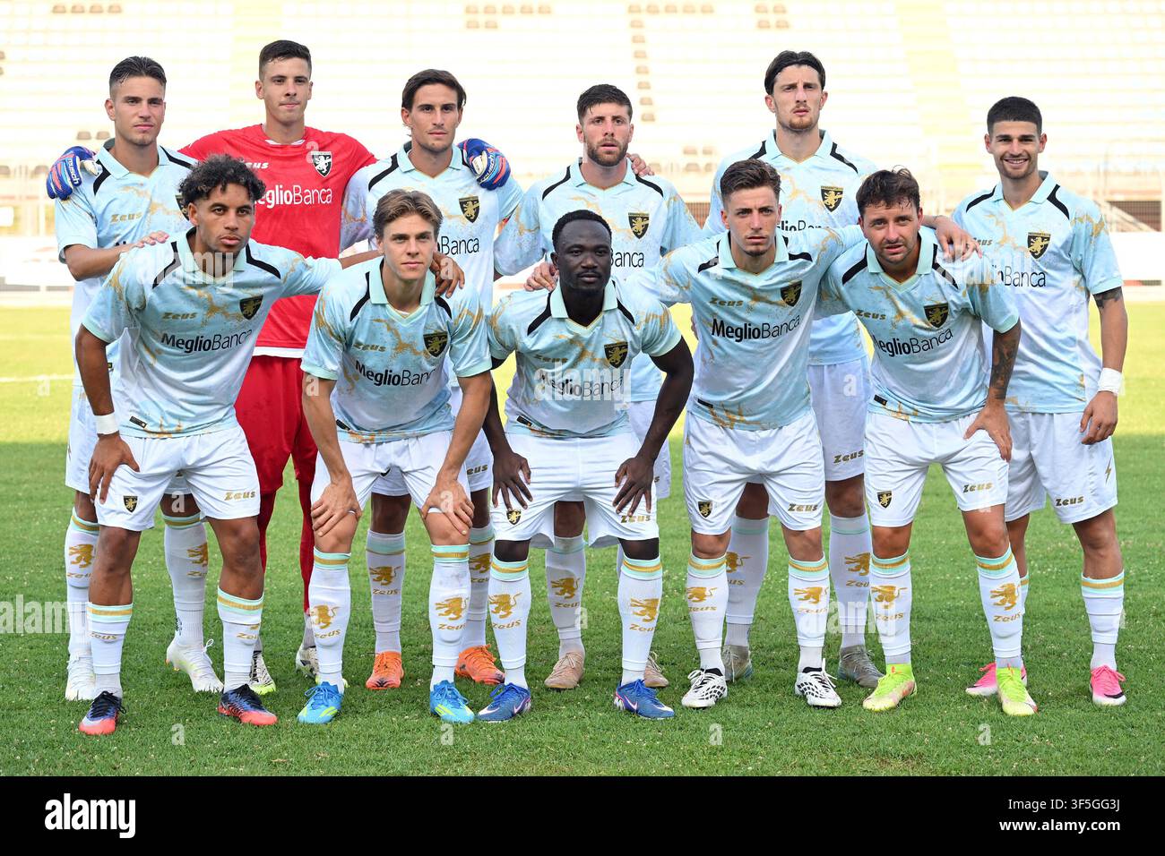 Frosinone, Lazio. 01 agosto, 2026. I giocatori della squadra di Frosinone posano per una foto di gruppo durante la partita amichevole tra Frosinone e Benevento allo stadio Manlio Scopigno a Rieti, Italia, il 1 agosto 2026. Credit: massimo insabato/Alamy Live News Foto Stock