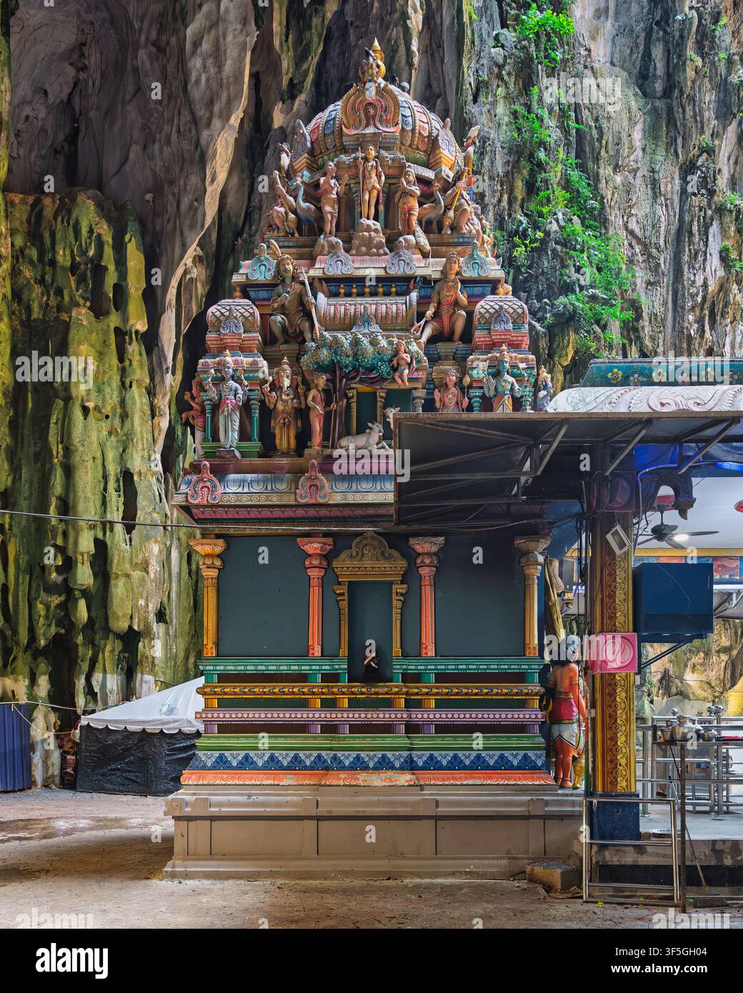 Gombak, Selangor, Malesia - 18 febbraio 2025: Colorato santuario del tempio indù con intricate statue situato all'interno delle grotte di calcare del complesso templare iconico di Batu Caves Foto Stock