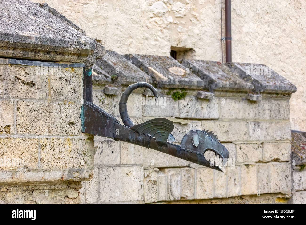 Gargoyle decorativo a forma di drago che sporge dalle mura di pietra del castello di Lichtenstein nel Baden-Württemberg, Germania. Foto Stock