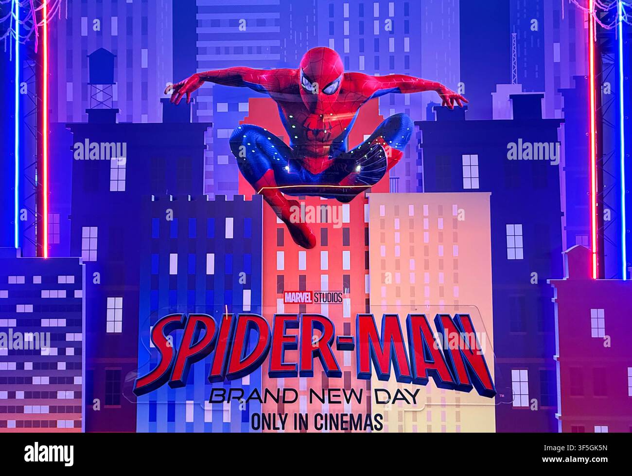 Foto di una vetrina promozionale di Spider-Man Brand New Day con Spider-Man in posa accovacciata su uno sfondo di paesaggio urbano. - Immagine stock catturata con smartphone