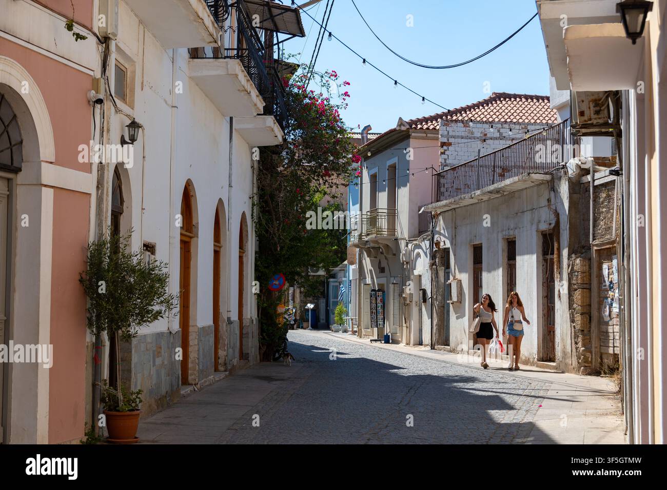 Koroni, Grecia - 13 agosto 2024: Vicolo tradizionale nella città di Koroni, Peloponneso Foto Stock