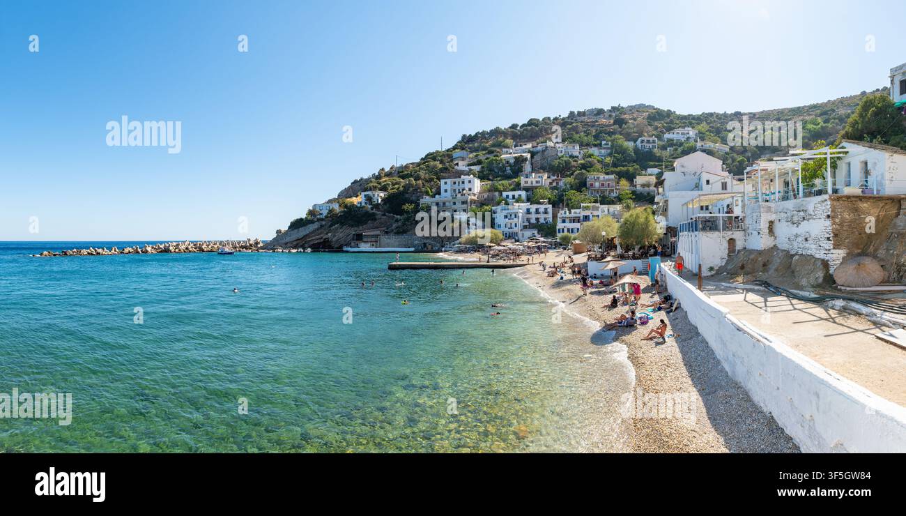 Ikaria, Grecia - 25 agosto 2024: Spiaggia e villaggio di Therma in estate Foto Stock