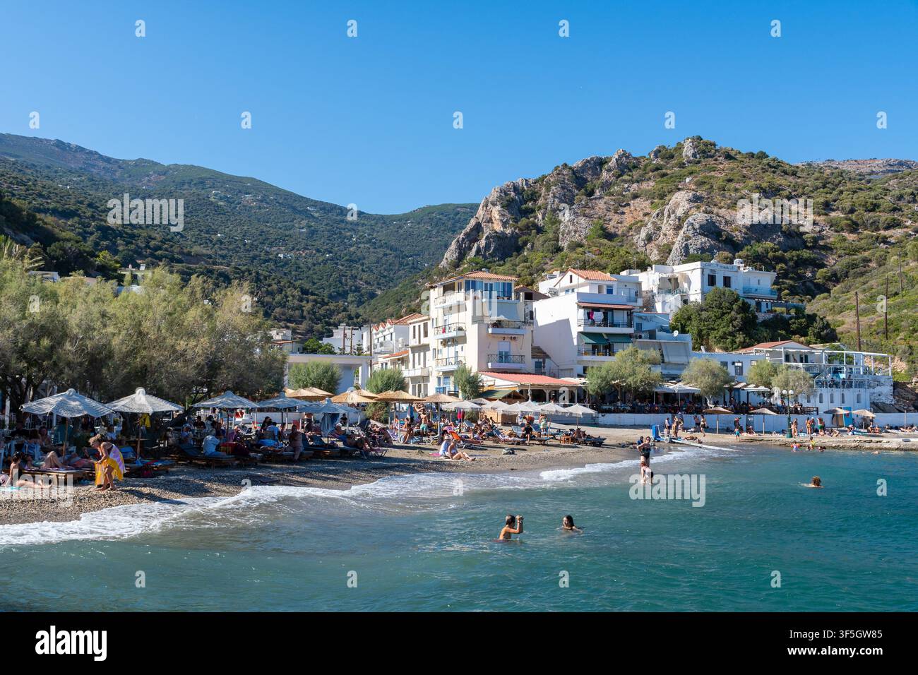 Ikaria, Grecia - 25 agosto 2024: Spiaggia e villaggio di Therma in estate Foto Stock