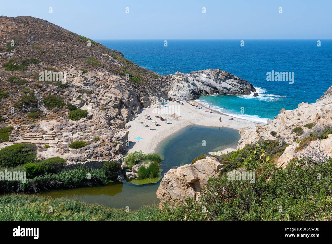 Spiaggia di Nas e tempio di Artemide sull'isola di Icaria, Grecia Foto Stock