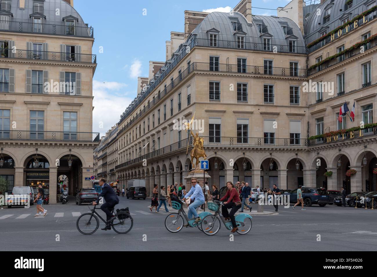 Jeanne d'Arc, una scultura equestre in bronzo dorato francese di Giovanna d'Arco di Emmanuel Frémiet situata in Place des Pyramide nel 1° arrondissement Foto Stock