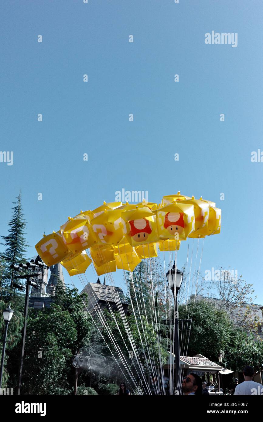 Decorazione di blocchi con il punto interrogativo di Super Mario a Super Nintendo World, Universal Studios Hollywood Foto Stock