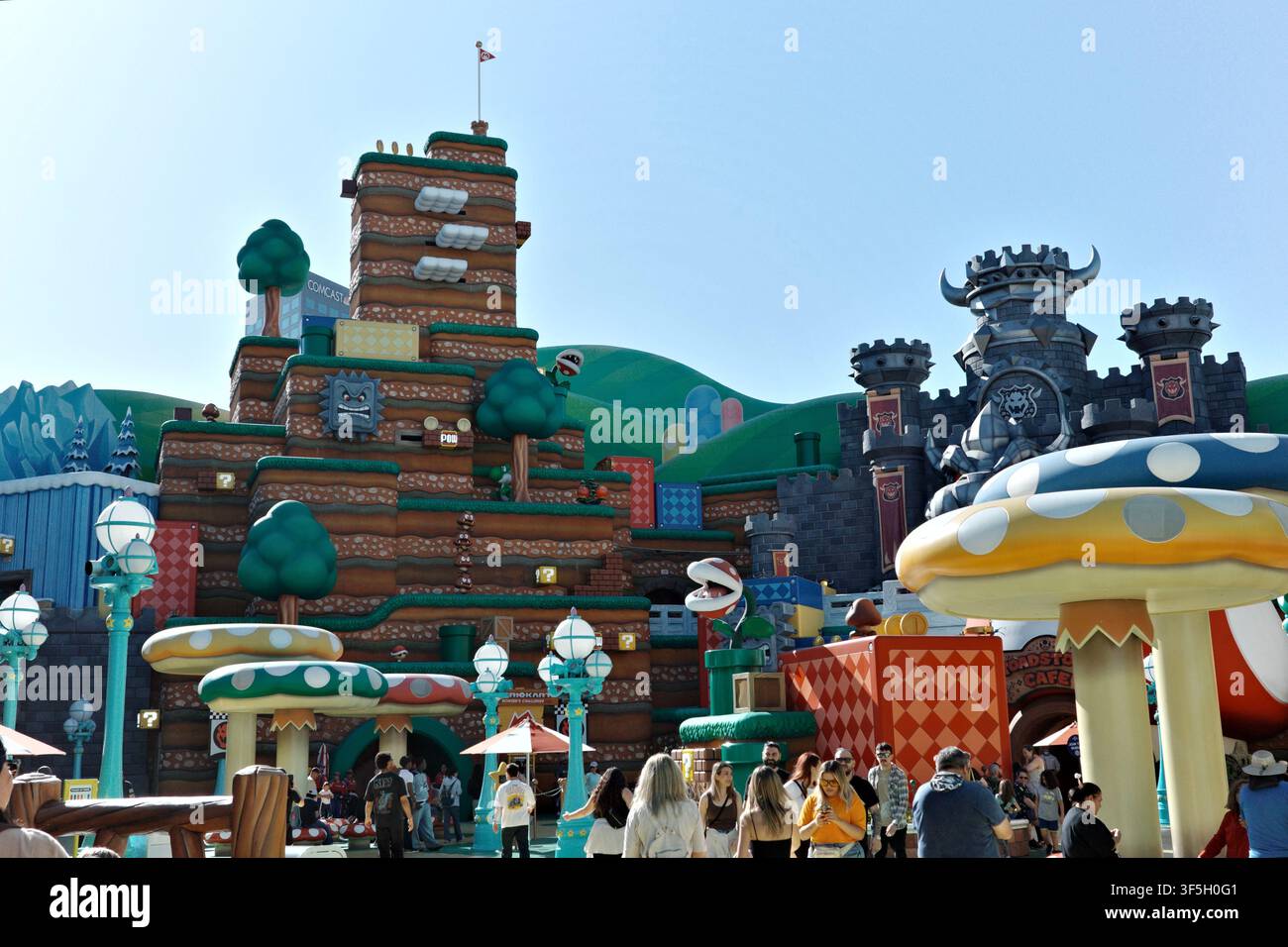 Il castello di Bowser e la montagna di Mario a Super Nintendo World, Universal Studios Hollywood Foto Stock