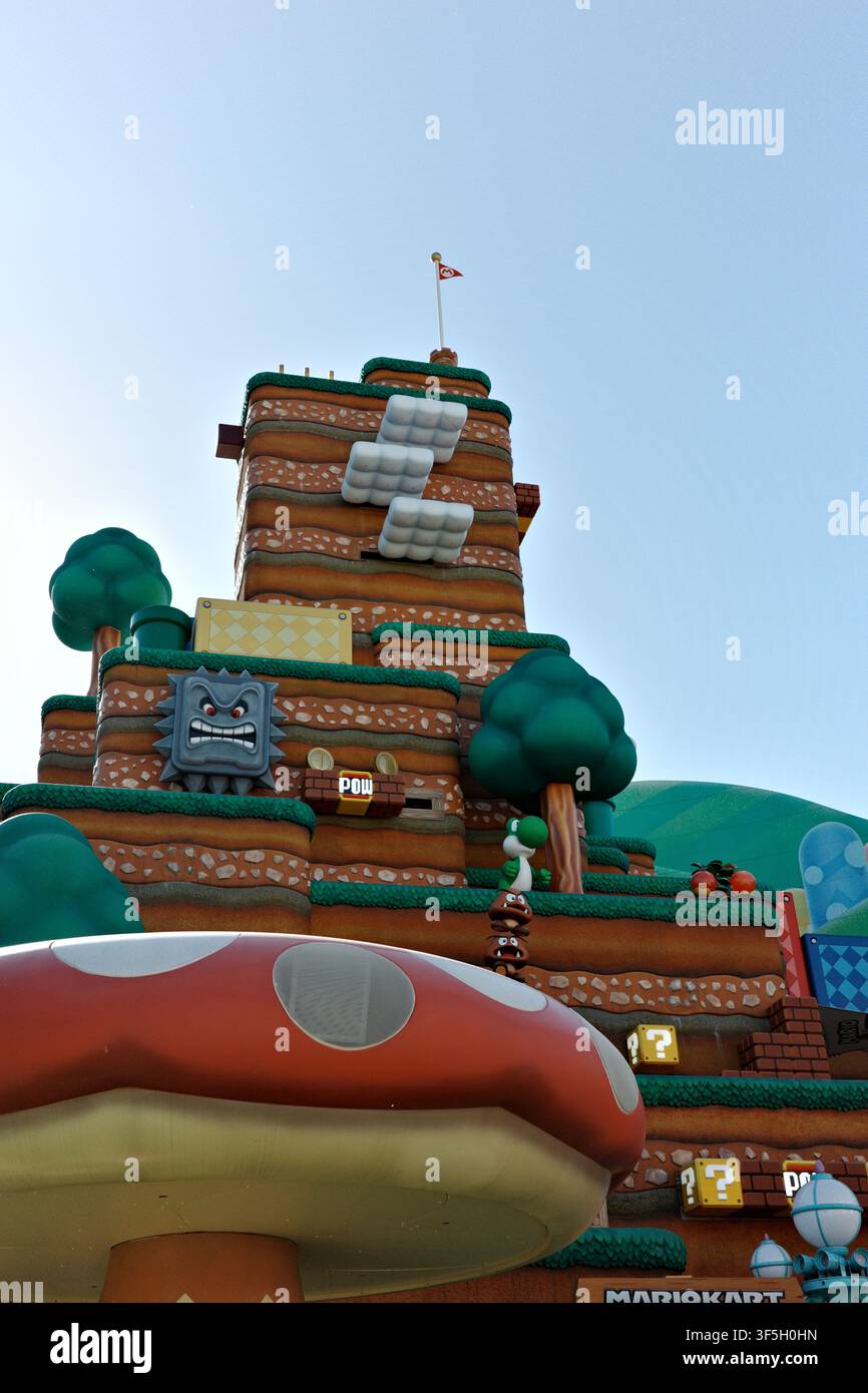 Monte Mario con il cappello a fungo di Toad e Yoshi, Super Nintendo World, Universal Studios Hollywood Foto Stock