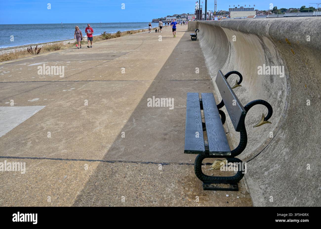 Panca verde sulla promenade di Hunstanton, Norfolk, Regno Unito Foto Stock