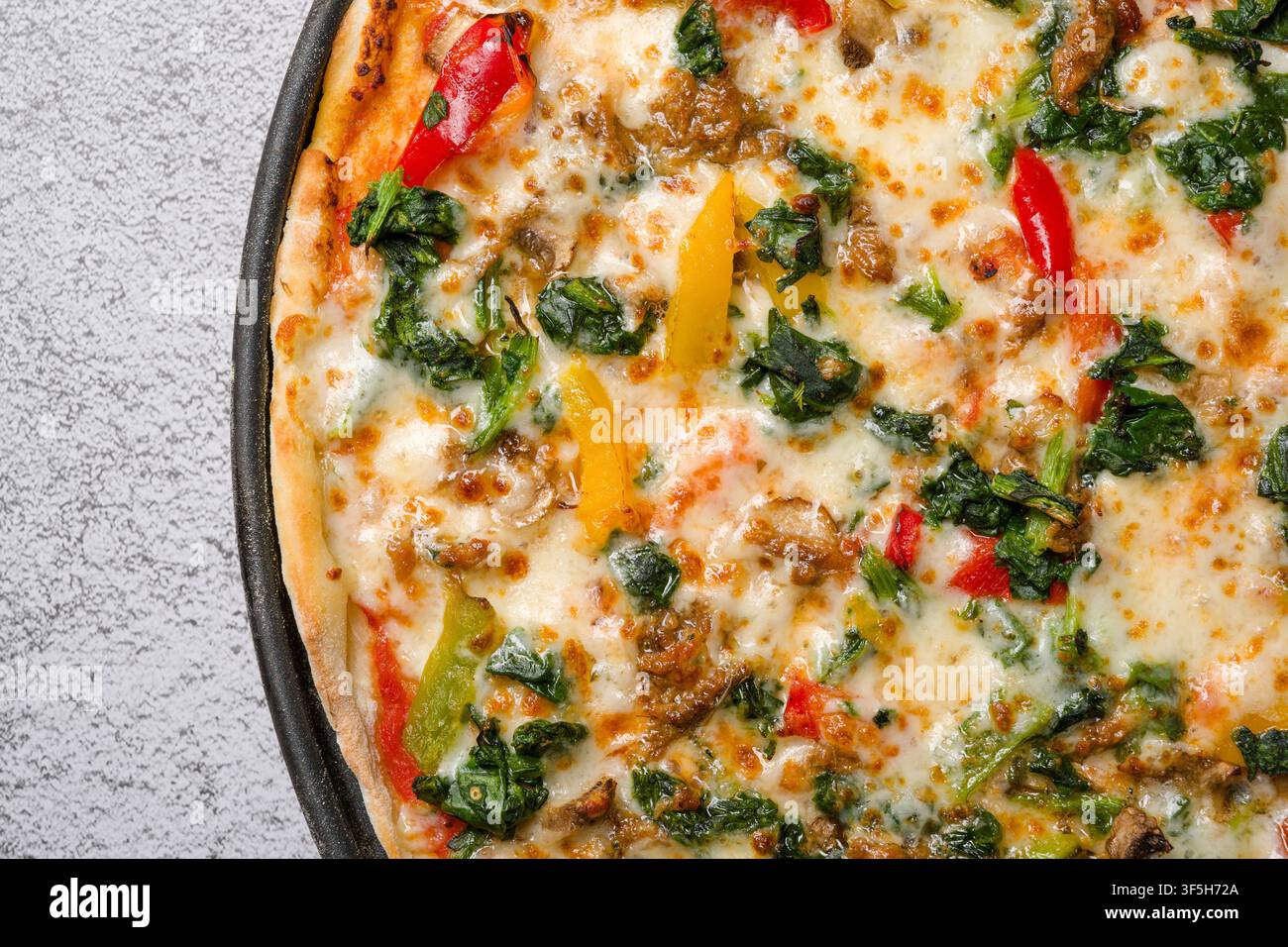 Pizza con funghi di spinaci e peperoni e condimenti freschi Foto Stock