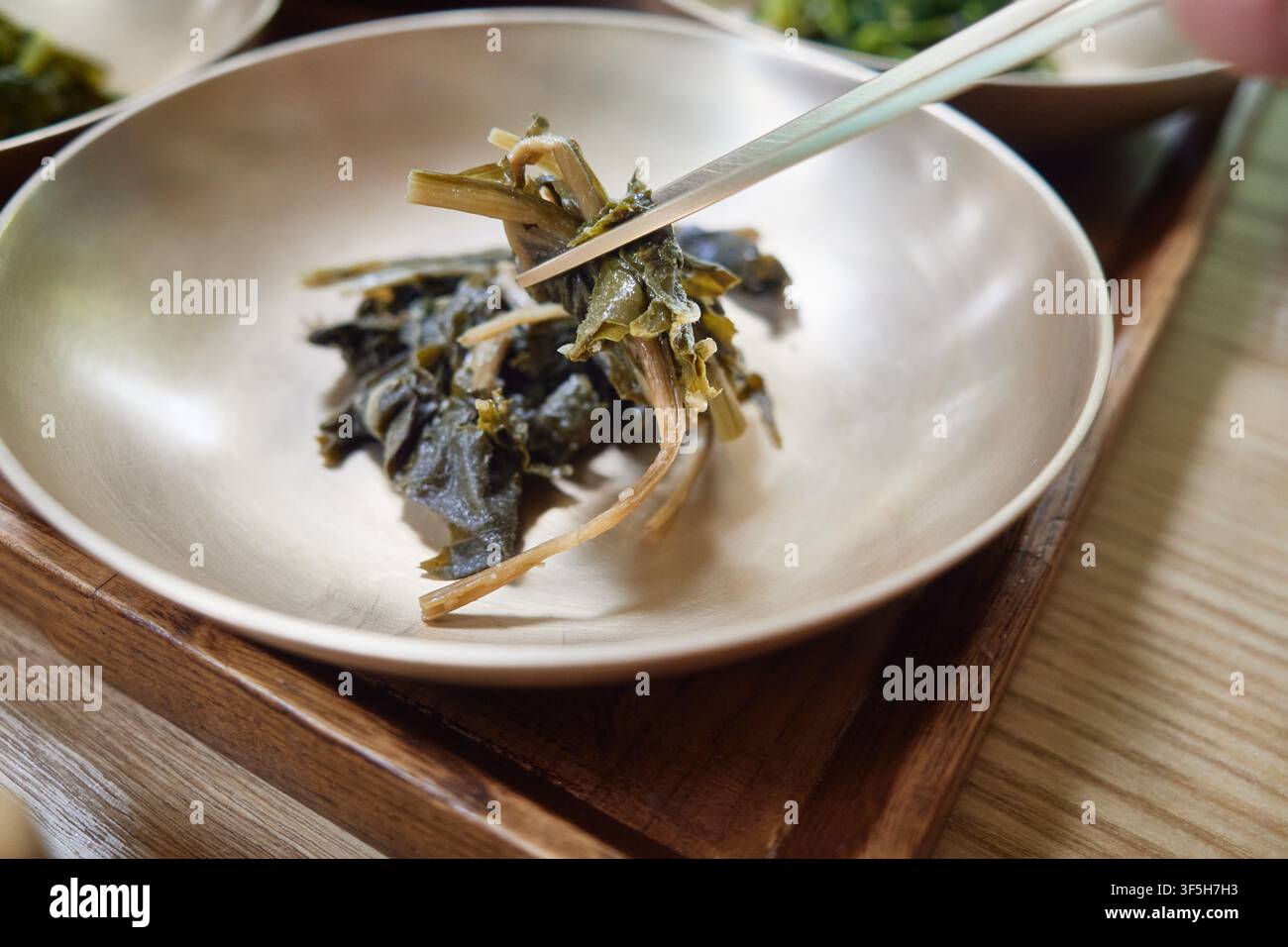 Mungnamul, verdure selvatiche coreane essiccate e reidratate, un piatto tradizionale popolare nella cucina dei templi e nella cucina vegetariana coreana. Foto Stock