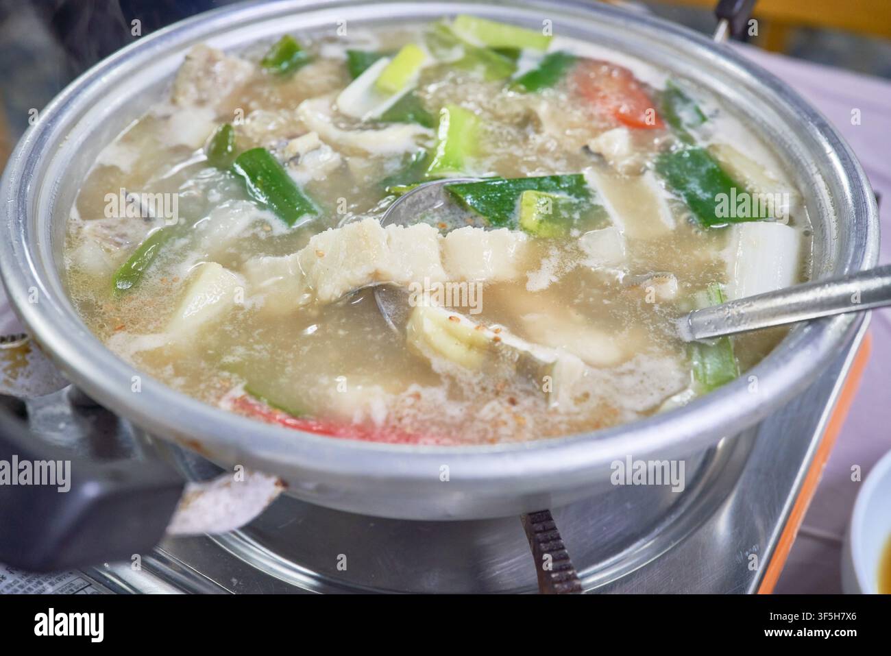 Bangeonjo jangeotang, una zuppa coreana di anguilla semi-asciutta con verdure, che cuoce in una pentola di metallo, nota come cibo nutriente per la resistenza. Foto Stock