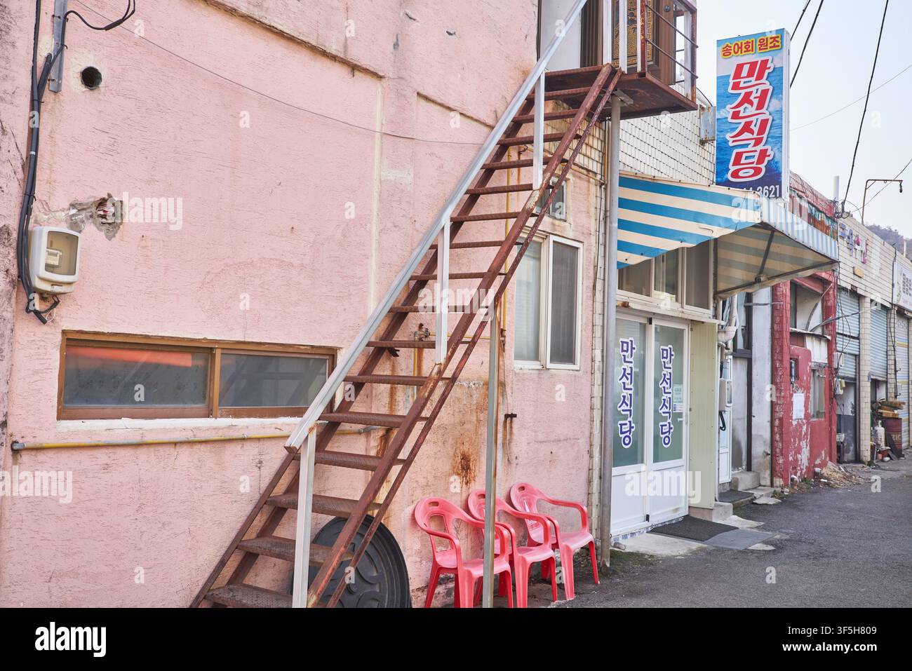 Manseon Sikdang, un famoso ristorante locale di Mokpo, in Corea del Sud, noto per il sashimi di trota cruda, che mostra un fascino autentico a livello stradale. Foto Stock