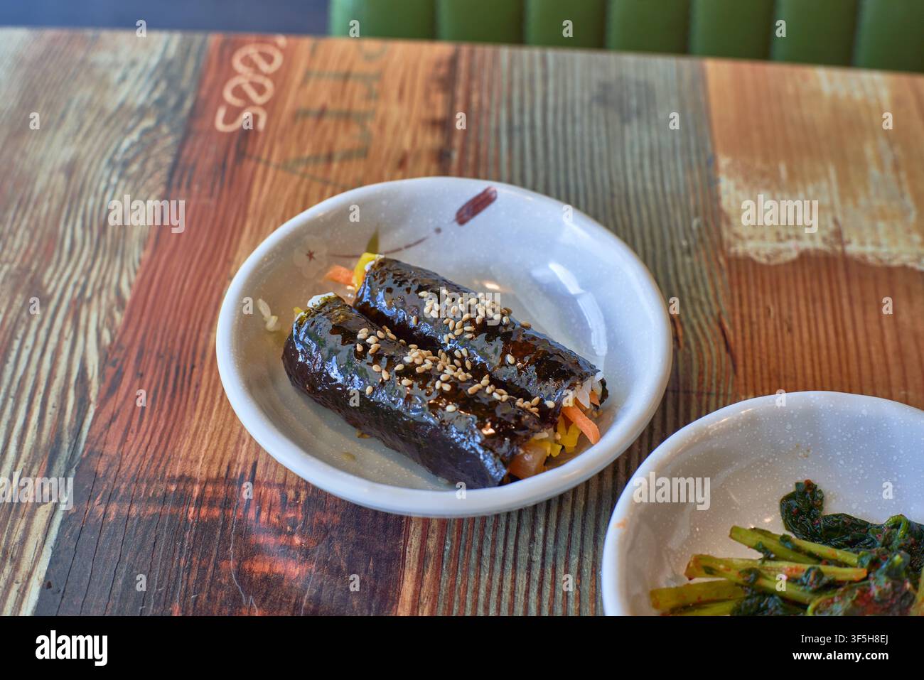 Kkoma gimbap, involtini di riso alle alghe coreane con una salsa lucida e semi di sesamo, un popolare contorno da snack. Foto Stock