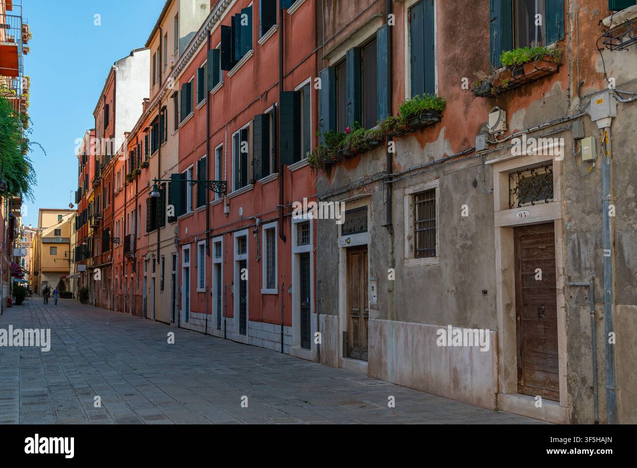 Vicolo di strada veneziano, architettura tipica, edifici pittoreschi colorati Foto Stock
