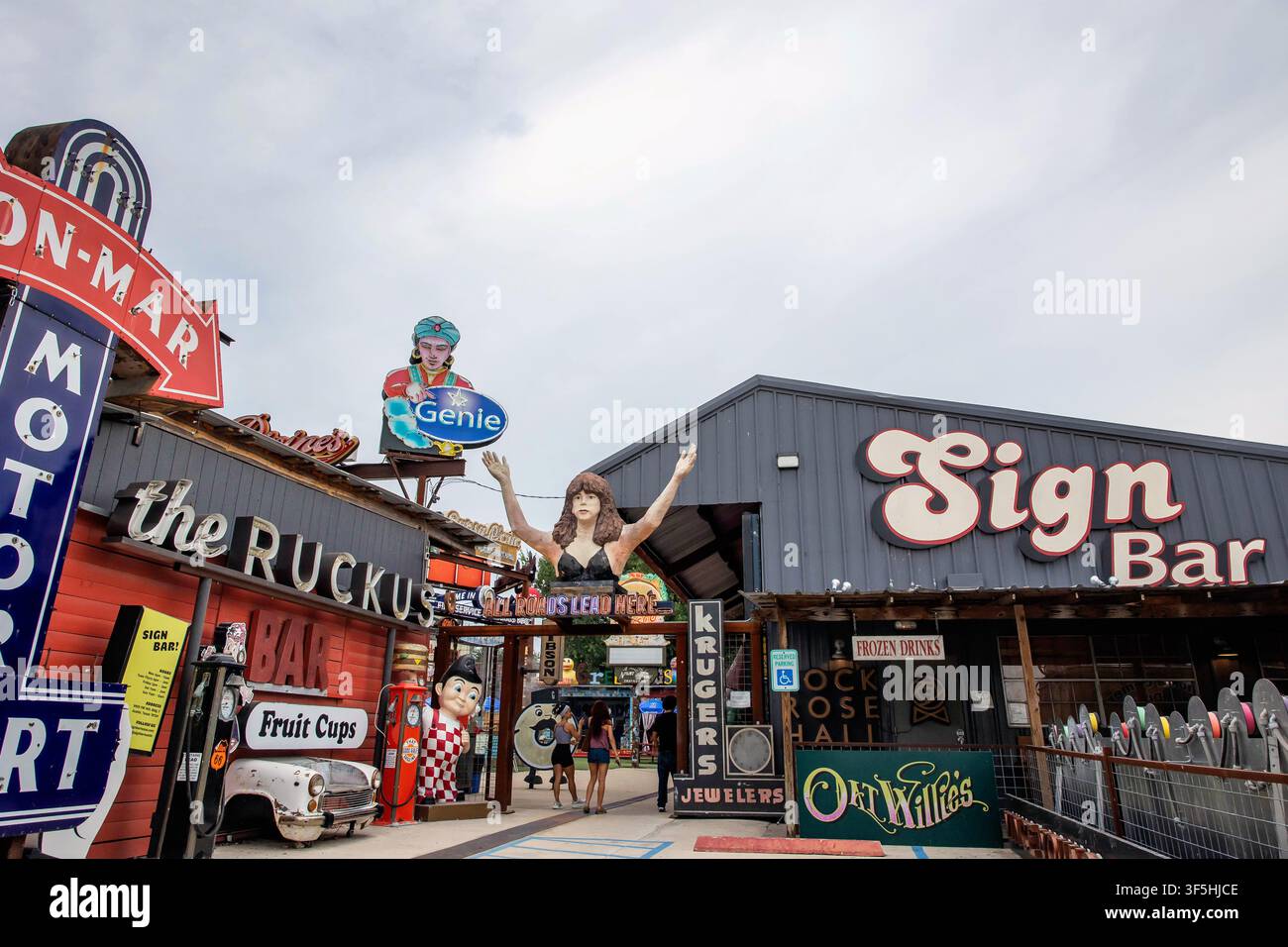 Insegne al neon vintage illuminano The Sign Bar ad Austin, in Texas, un'attrazione unica che celebra l'America retrò, la storia delle strade e la segnaletica classica. Foto Stock