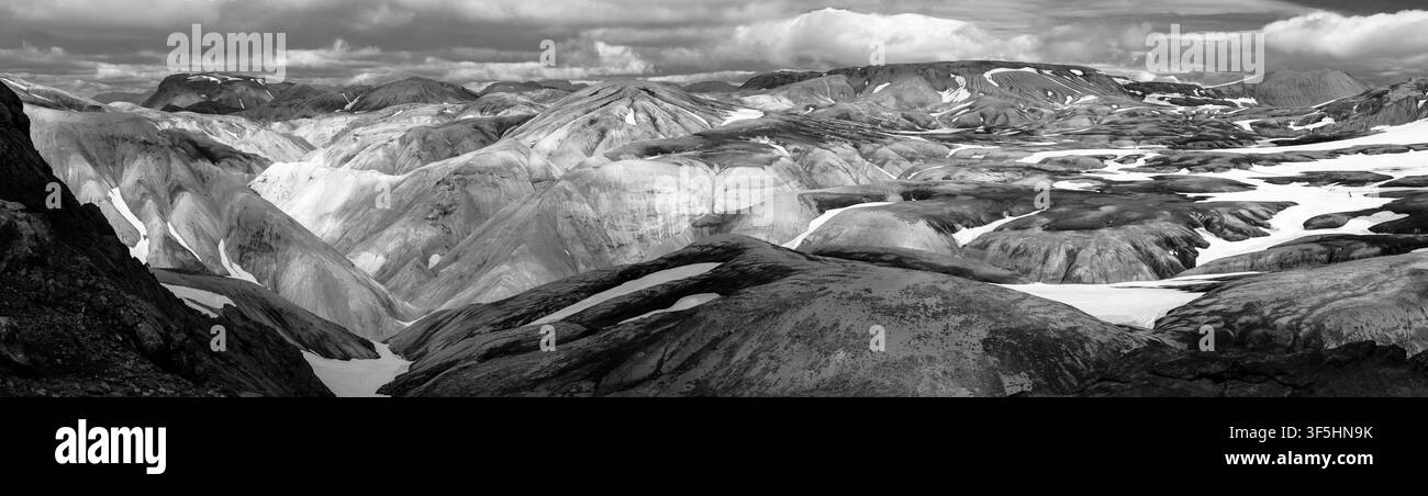 Vista panoramica lungo il sentiero di Laugavegur nelle remote terre alte meridionali dell'Islanda. Foto Stock