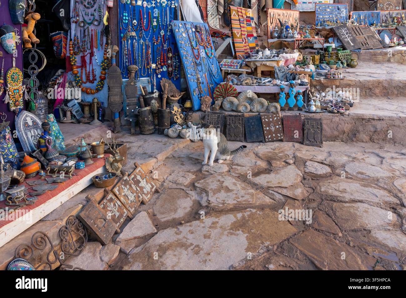 Un negozio di souvenir marocchino tradizionale ad Ait Benhaddou a Ouarzazate, in Marocco. Foto Stock