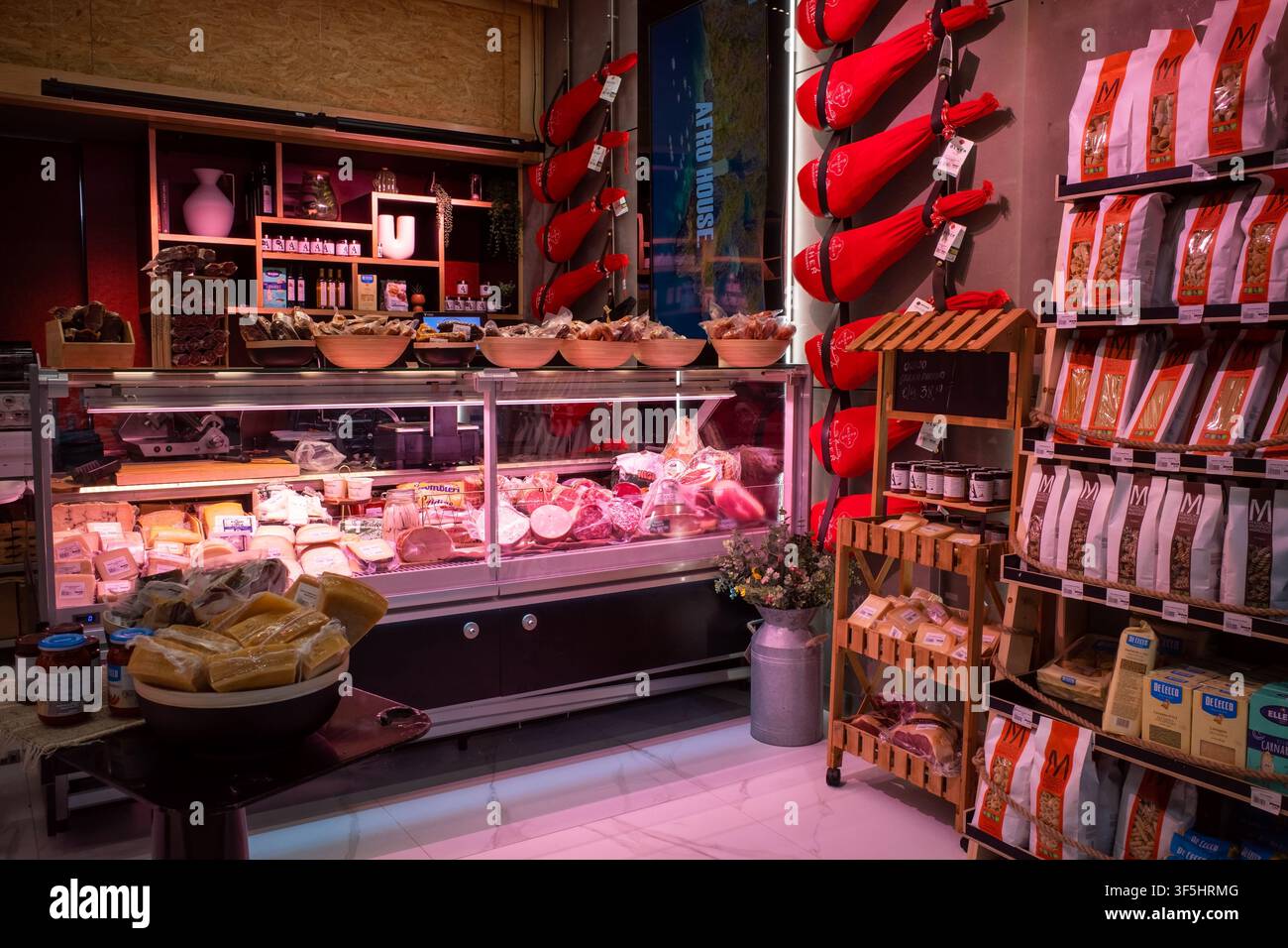 Selezione di carne cruda premium al banco macellaio Foto Stock