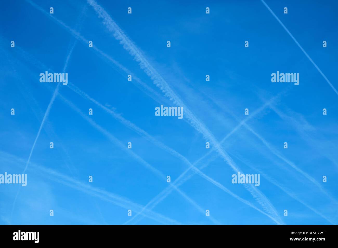 Westduinpark, L’Aia, Olanda Meridionale, Paesi Bassi – 04 25 2025: Scie di condensazione nel cielo azzurro Foto Stock