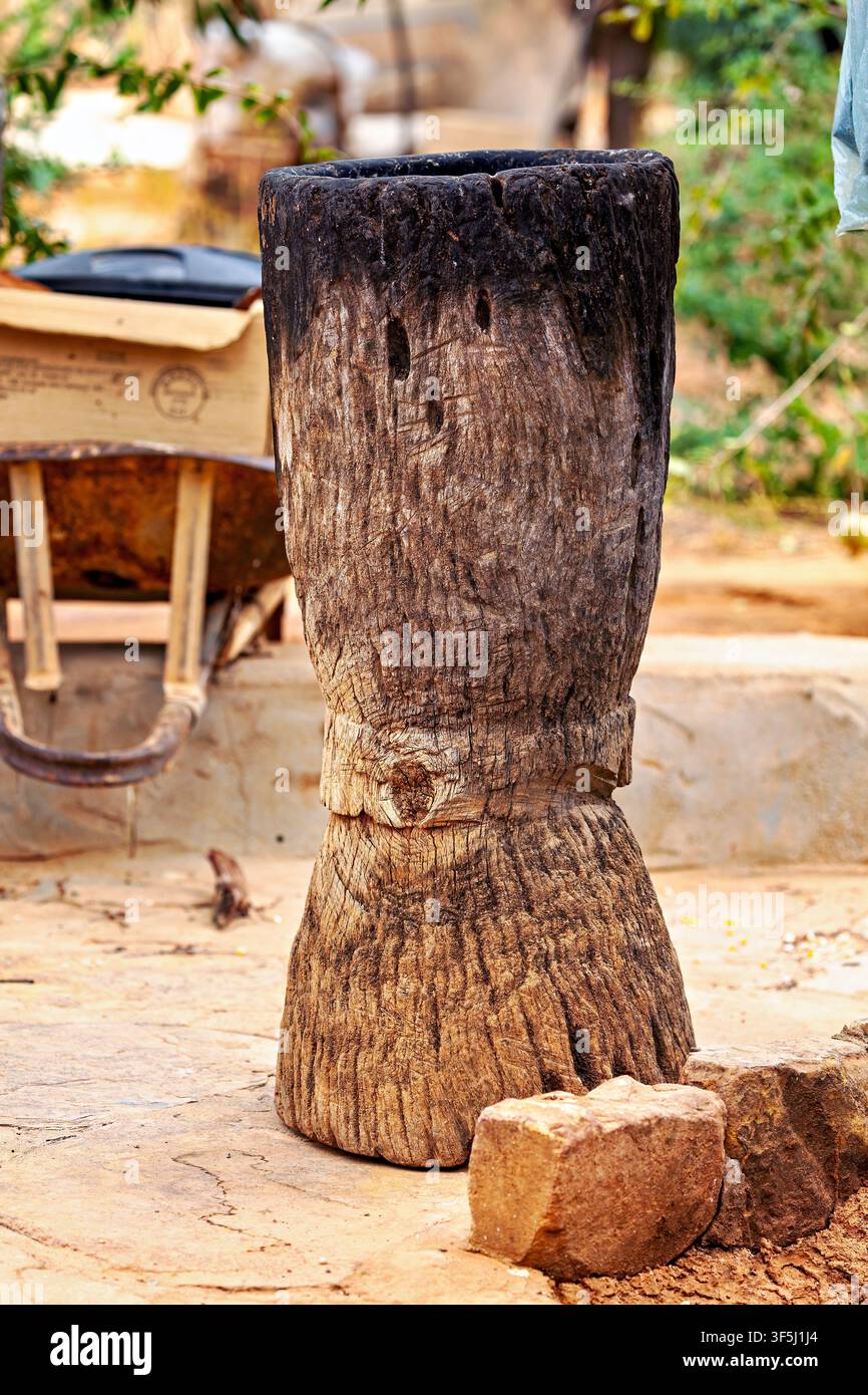 Mortaio di legno per macinare cereali Foto Stock