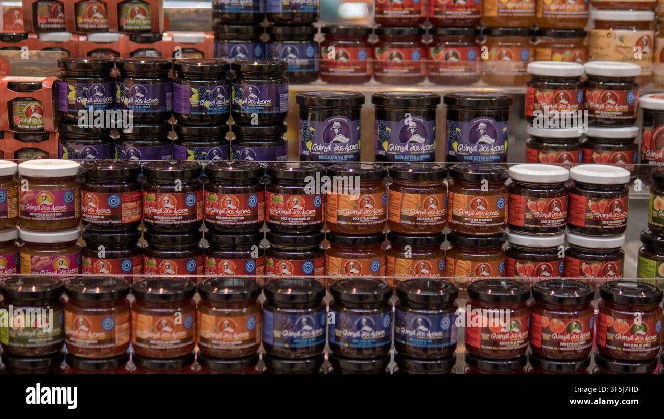 Scaffali di barattoli di marmellata di frutta delle Azzorre portoghesi in una vetrina di negozio gourmet al Mercado do Bolhão, Porto, Portogallo — Vendita al dettaglio di specialità alimentari, souvenir Foto Stock