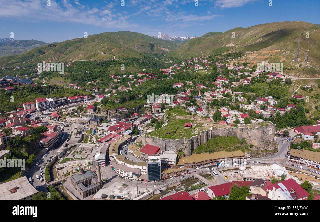 Vista aerea del centro città di Bitlis circondato da architettura storica in pietra e paesaggio montano nell'est della Turchia Foto Stock